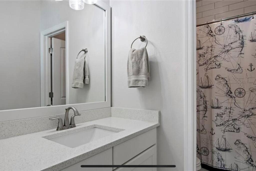 Luxurious Modern Townhouse Right Across Beach!! Table Tennis St. Pete Beach