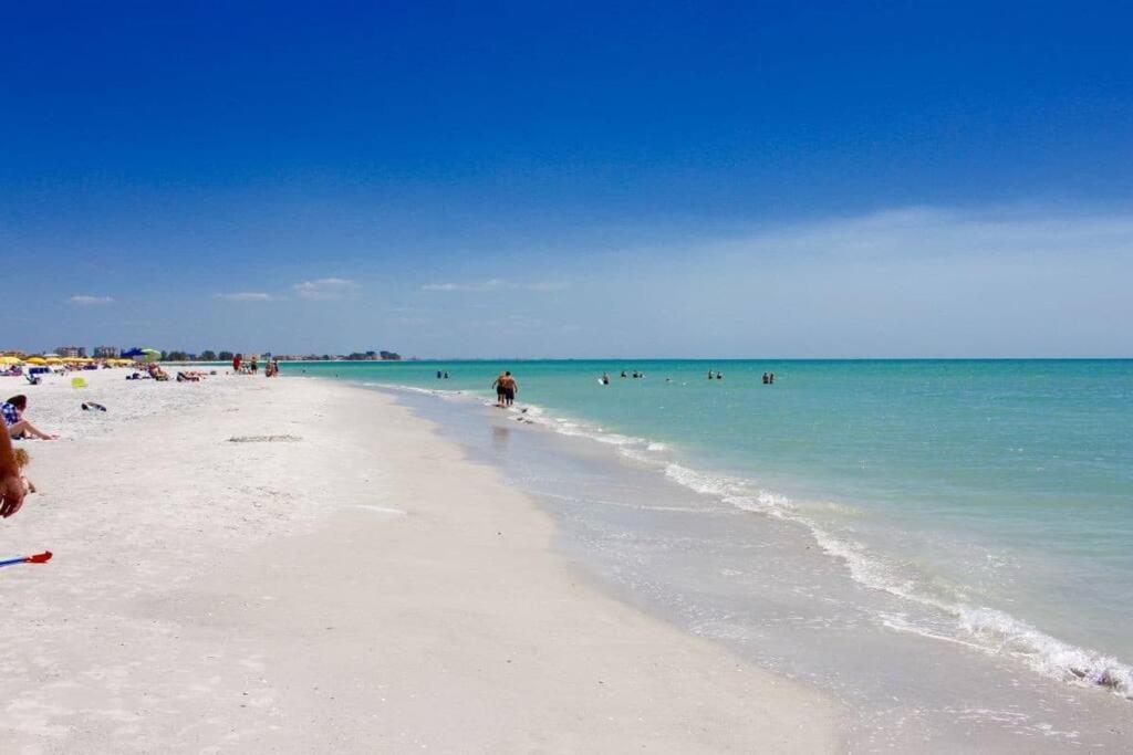 Ferienhaus Luxurious Modern Townhouse Right Across Beach!! Table Tennis St. Pete Beach