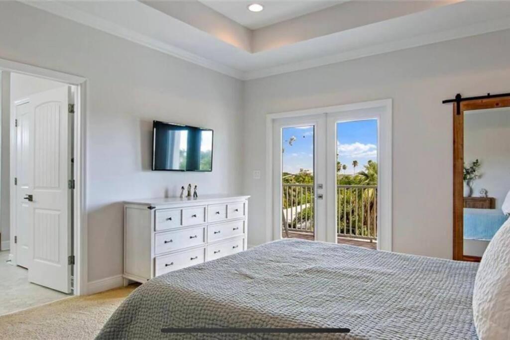Luxurious Modern Townhouse Right Across Beach!! Table Tennis