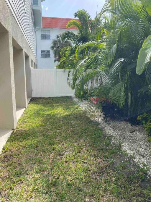Luxurious Modern Townhouse Right Across Beach!! Table Tennis Ferienhaus St. Pete Beach