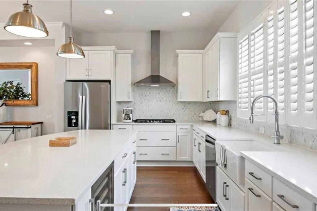 Luxurious Modern Townhouse Right Across Beach!! Table Tennis Hébergement de vacances *