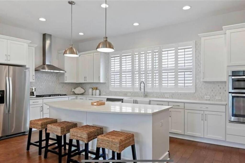 Hébergement de vacances Luxurious Modern Townhouse Right Across Beach!! Table Tennis *
