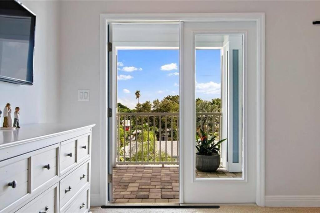 Luxurious Modern Townhouse Right Across Beach!! Table Tennis Hébergement de vacances *
